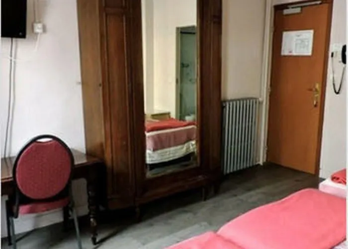 Отель Hipotel Voltaire Bastille 3*