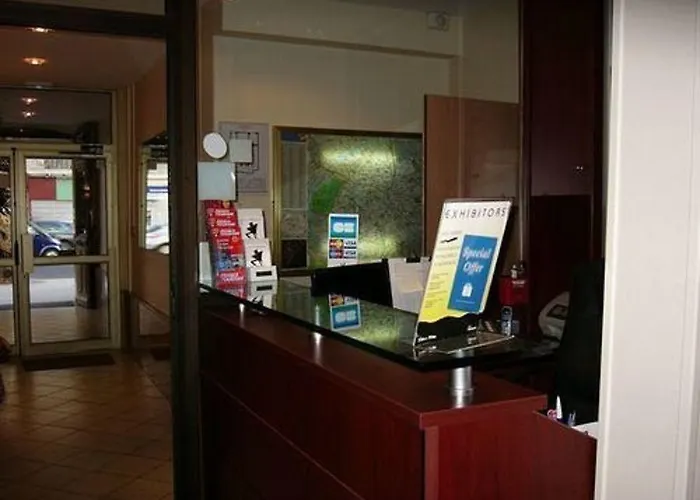 Отель Hipotel Voltaire Bastille Париж