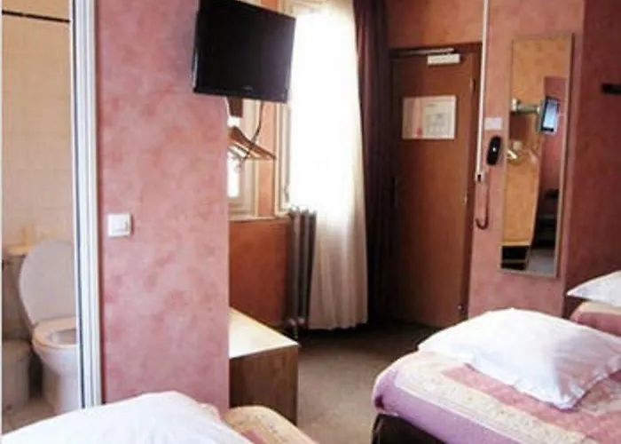 Отель Hipotel Voltaire Bastille