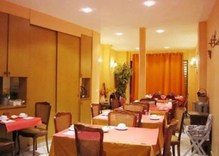 Отель Hipotel Voltaire Bastille Париж