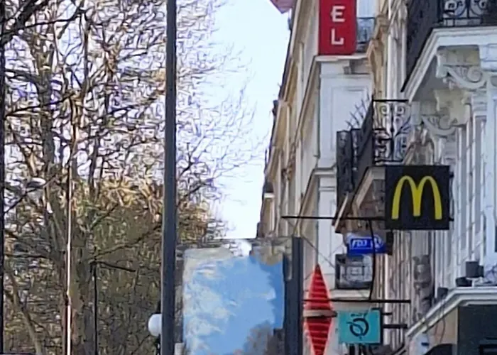 Hipotel Voltaire Bastille Отель