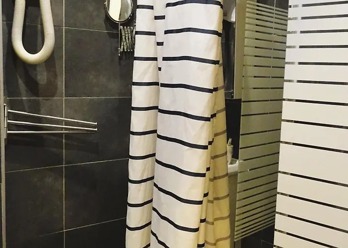 Отель Hipotel Voltaire Bastille Париж