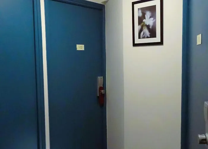 Отель Hipotel Voltaire Bastille