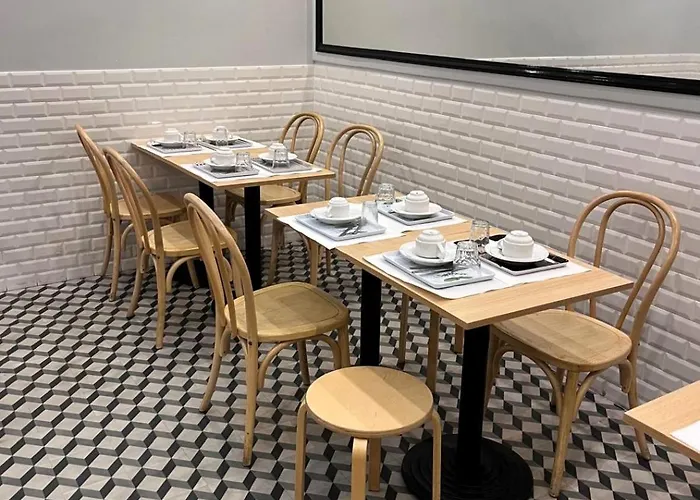 Отель Hipotel Voltaire Bastille Париж