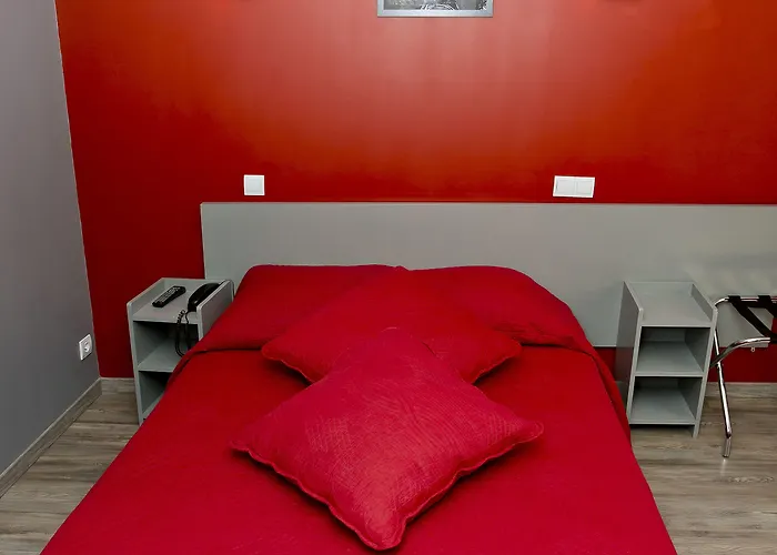 Отель Hipotel Voltaire Bastille