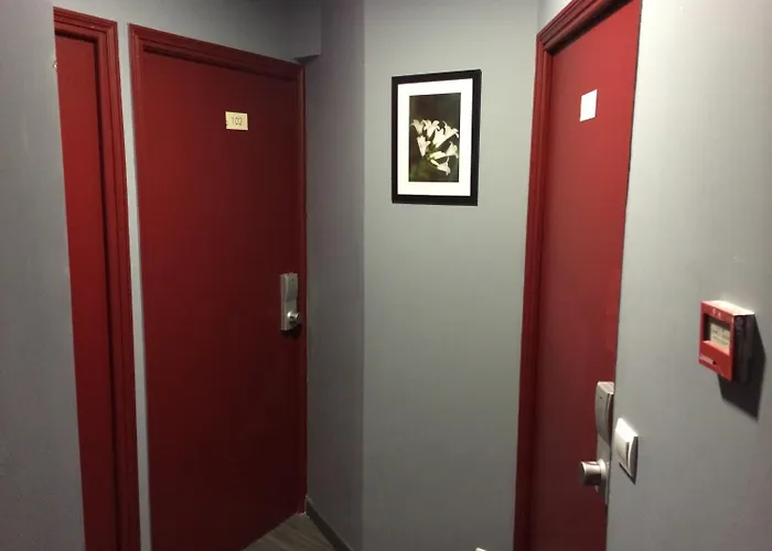 Hipotel Voltaire Bastille Отель