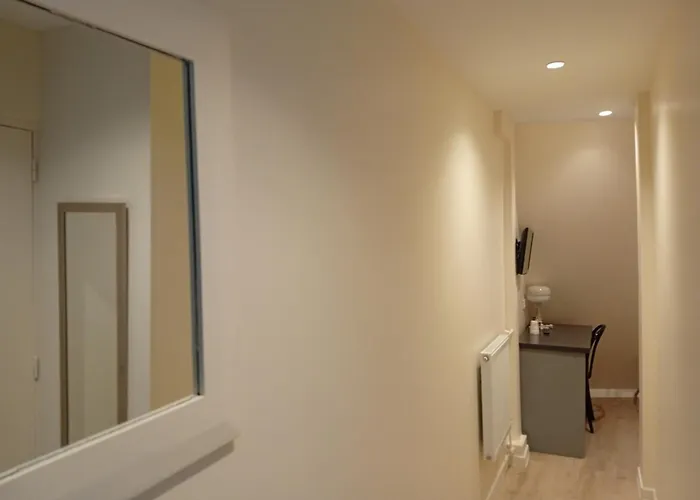 Hipotel Voltaire Bastille Париж